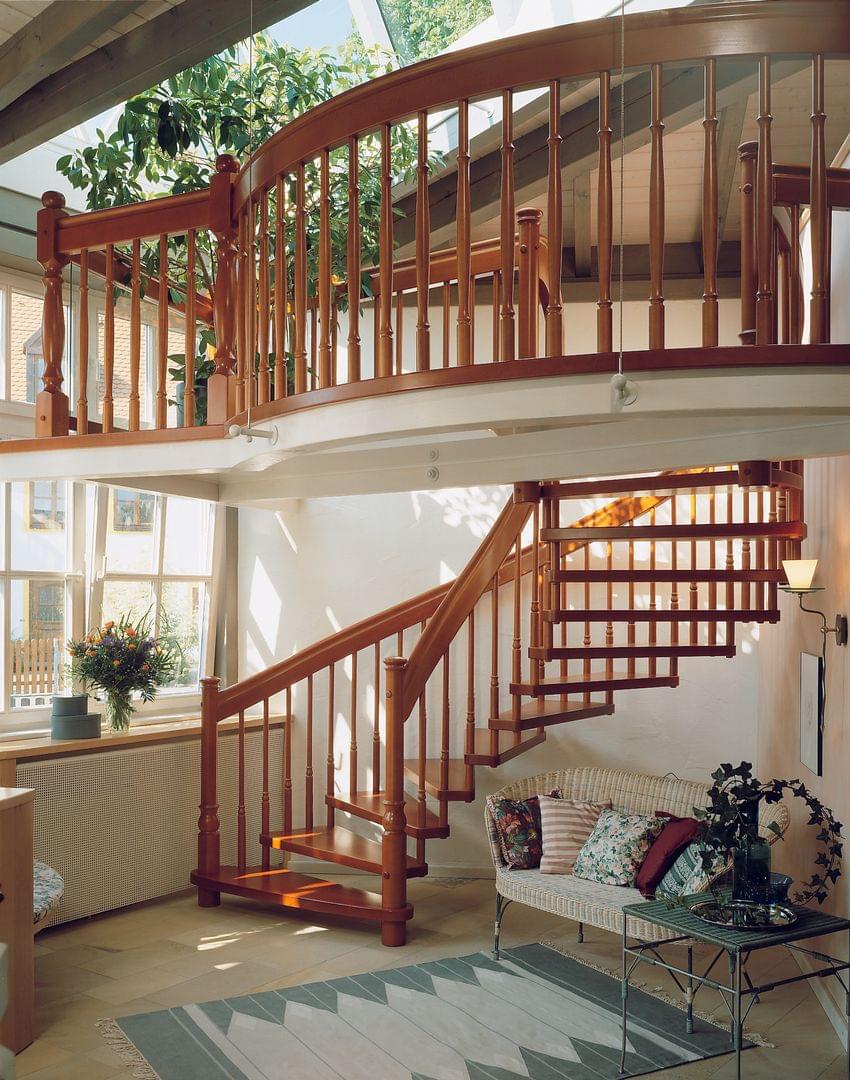 Holztreppe Systemtreppe gebogen mit gedrechselten Stäben und Holzhandlauf