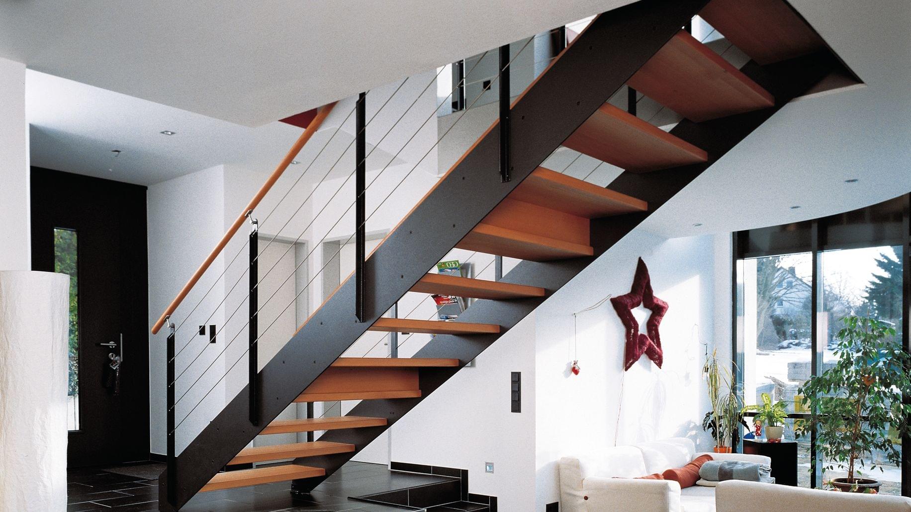 Holztreppe Loft gerade Schmalwangentreppe mit Reling Geländer und Holzhandlauf